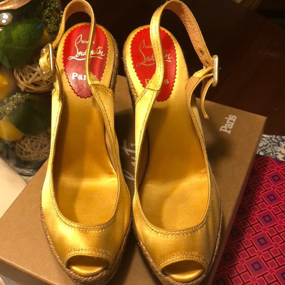 Christian Louboutin yellow pearl w/ gold 5’ w/2’pf